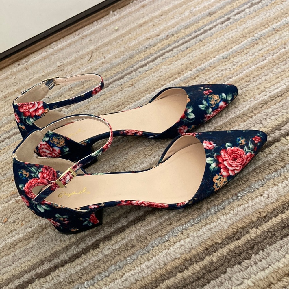Low pointed toe heels, Navy floral
